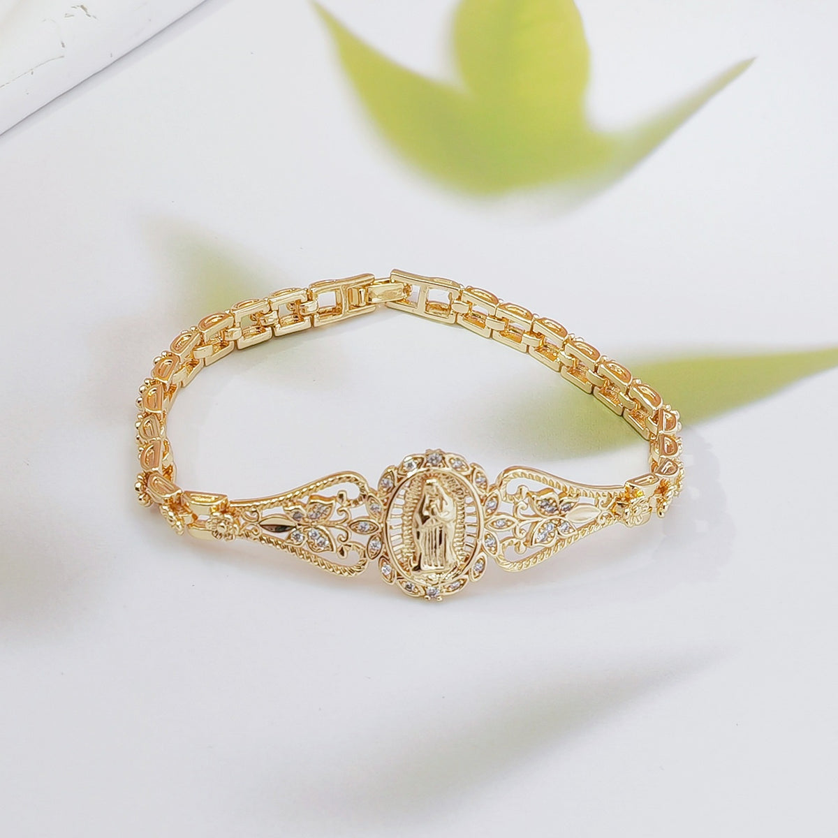 Pulsera de la Virgen María con flores caladas en oro